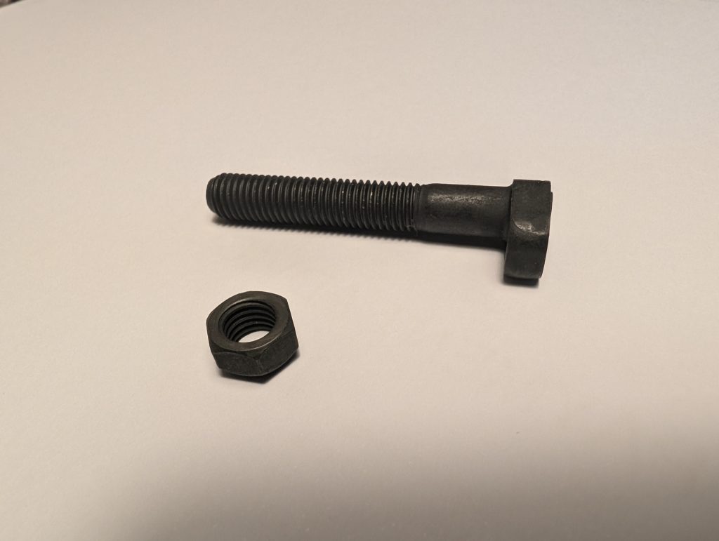 Hockey stick retaining bolts for driveshaft intermediate bearing